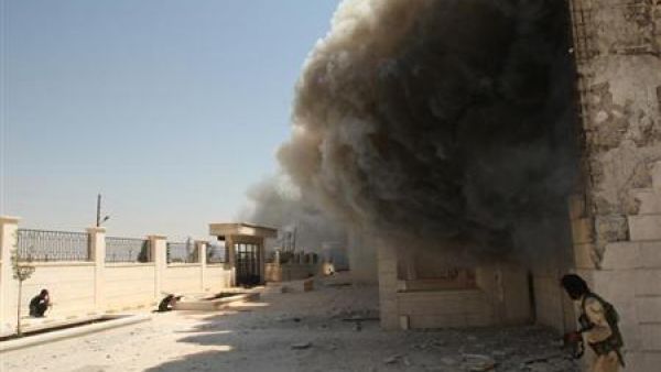 عناصر من الجيش السوري الحر يتعرضوت لهجوم من القوات الموالية للرئيس السوري بشار الاسد في بلدة في حلب يوم الاحد
