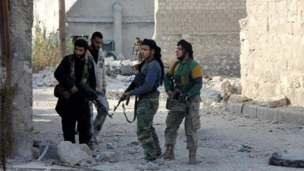 مقاتلون من المعارضة المسلحة خلال اشتباكات مع القوات النظامية في احد احياء حلب