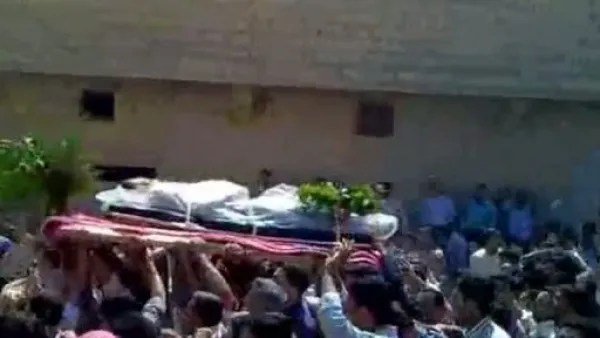 لقطة من فيديو نشر على موقع يوتيوب لتشييع انقلب الى تظاهرة ضد النظام في حلب