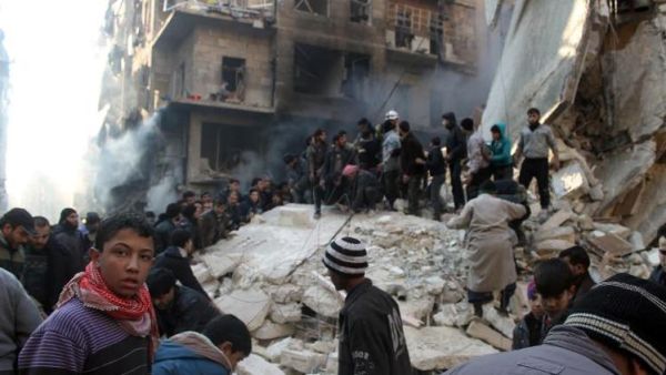 بحث عن الناجين اثر احدى الغارات على حلب
