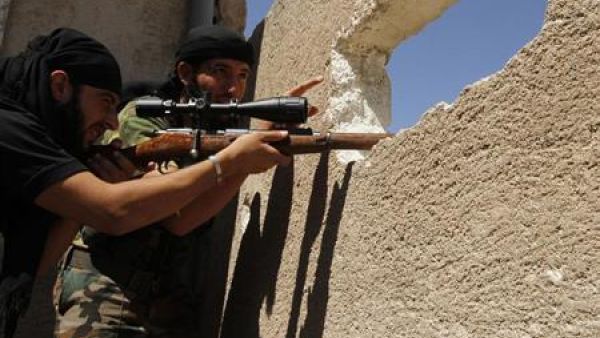 مقاتل من الجيش السوري الحر يصوب سلاحه في حلب
