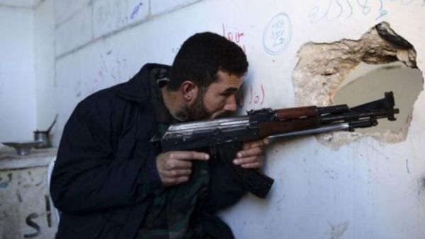 مقاتل من المعارضة السورية في حلب