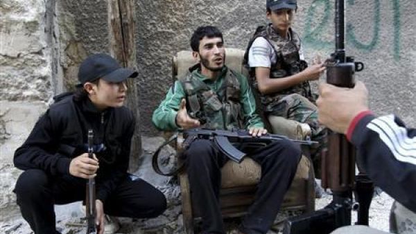 مقاتلون من المعارضة في حلب
