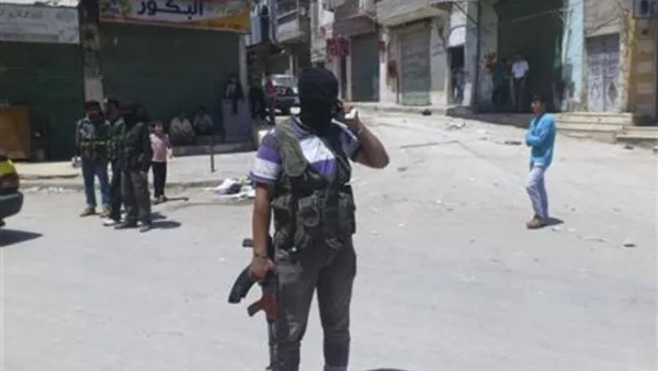 مقاتل ملثم من المعارضة في حلب