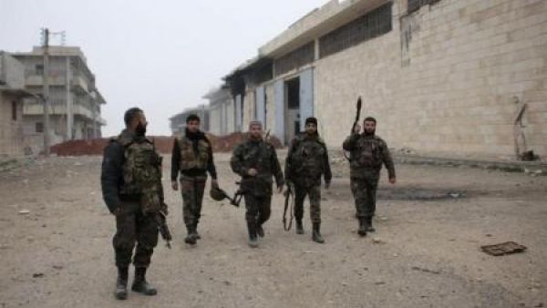 أفراد من الجيش السوري في بلدة النقارين بحلب