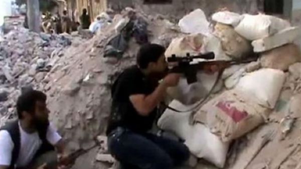 متمردون مسلحون يتخذون موقعا لهم في حي صلاح الدين في حلب 
