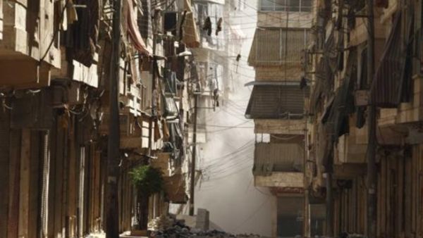 دخان يتصاعد بعد قصف من القوات الحكومية لحي صلاح الدين في حلب