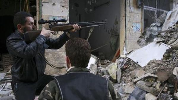 احد عناصر الجيش السوري الحر المعارض يصوب سلاحه اثناء اشتباكات مع القوات النظامية
