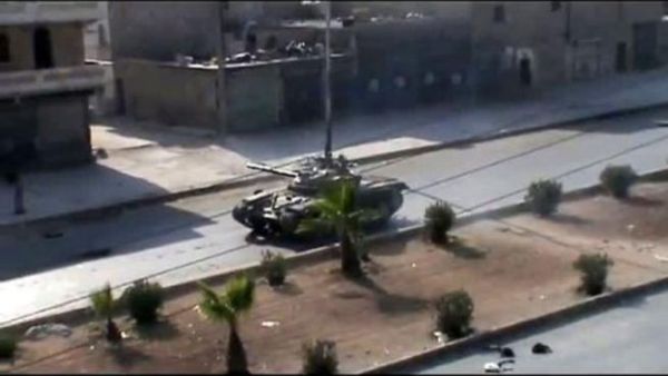 دبابة للجيش النظامي في احد شوارع حلب