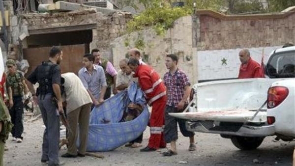 عمال انقاذ يخلون ضحايا من موقع الانفجارات في حلب