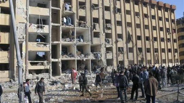 رجال امن ومدنيون في موقع الانفجار في جامعة حلب
