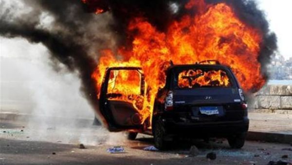 سيارة تابعة لاحد انصار الرئيس المصري محمد مرسي تحترق في الاسكندرية
