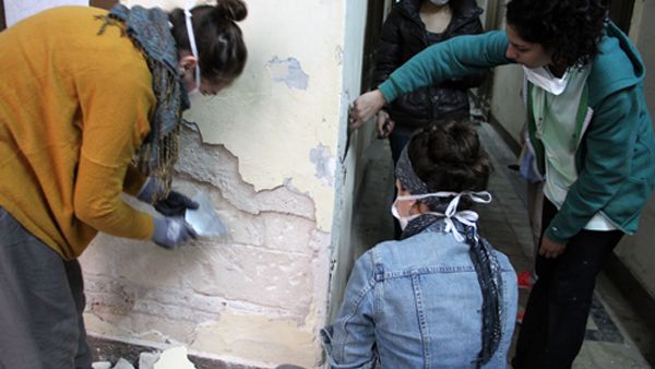 Volunteers work in Behna apartment (Photo: Rowan El Shimi)