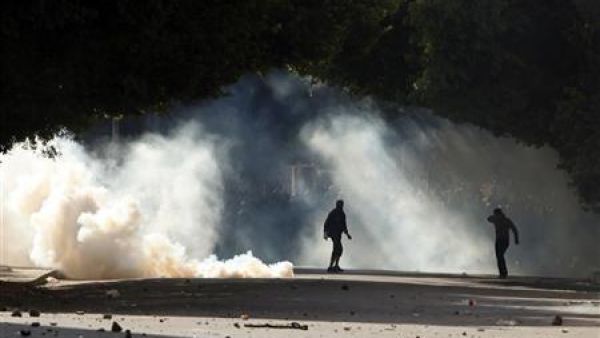 محتجون يواجهون افرادا من الشرطة خلال اشتباكات في الاسكندرية
