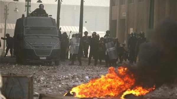 افراد من الشرطة يتبادلون الرشق بالحجارة مع محتجين في الاسكندرية
