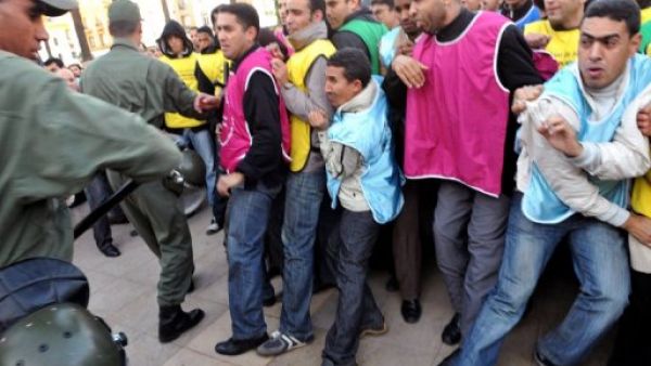 رجال الشرطة يحملون عصي ويحاولون تفريق تظاهرات معادية للحكومة امام البرلمان
