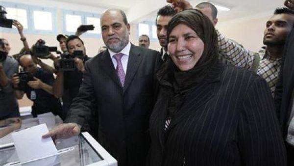 أبو جرة سلطاني يدلي بصوته في الانتخابات البرلمانية الجزائرية وبجواره زوجته
 أبو جرة سلطاني يدلي بصوته في الانتخابات البرلمانية الجزائرية وبجواره زوجته