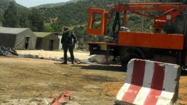 دركي يقف امام جدار ثكنة للدرك دمر في تفجير