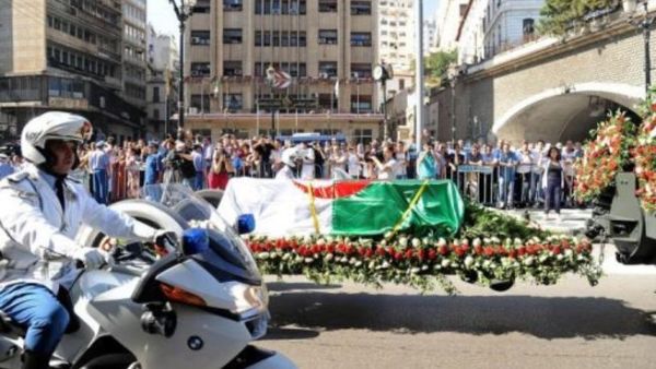 الشاذلي بن جديد يوارى الثرى في جنازة رسمية  