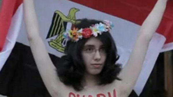 علياء المهدي تحتج عارية بالسويد 