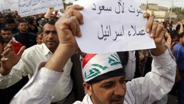 عراقيون أثناء مسيرة في البصرة يوم الأربعاء احتجاجا على التدخل العسكري الخليجي في البحرين

