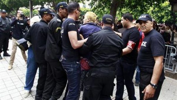 أمينة تايلر (في الوسط) في تونس يوم الاربعاء