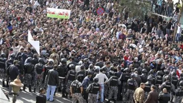 محتجون يتظاهرون في العاصمة الاردنية عمان يوم الجمعة
