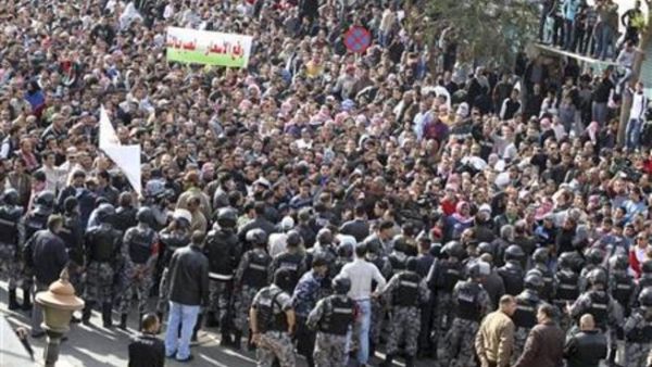 محتجون يتظاهرون في العاصمة الاردنية عمان يوم الجمعة
محتجون يتظاهرون في العاصمة الاردنية عمان يوم الجمعة