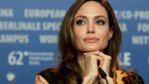 قيام النجمة العالمية أنجلينا جولي بعملية استئصال لثدييها