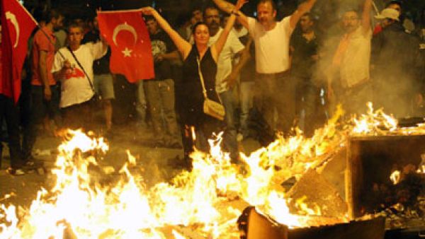 متظاهرون مناهضون للحكومة في انقرة 