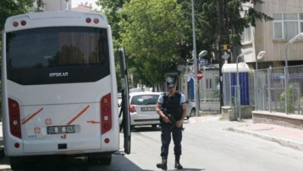 شرطي تركي امام السفارة السورية في انقرة
