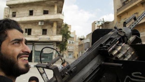 احد المقاتلين الاسلاميين خلف مدفع مضاد للطائرات في مدينة حلب
