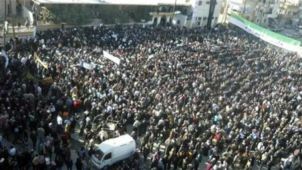 محتجون مناهضون للرئيس الاسد يتظاهرون في ادلب 