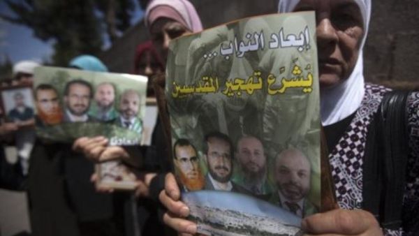 فلسطينيات في تظاهرة للتنديد بقرار اسرائيل ابعاد مقدسيين من حركة حماس 