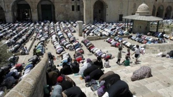 حوالى 350 الف مسلم ادوا الصلاة في باحة الاقصى ومحيط المسجد 