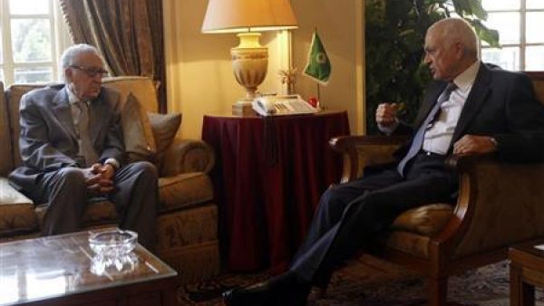 العربي خلال استقباله الابراهيمي (الى اليسار) في القاهرة
