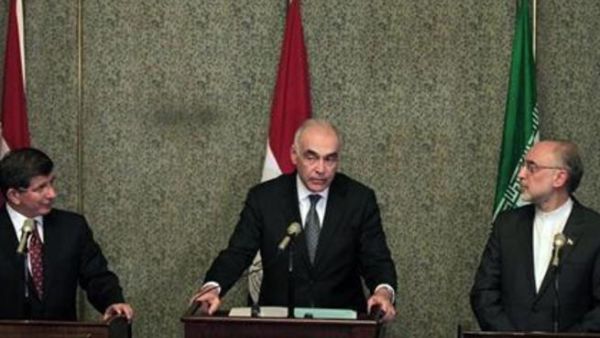 وزير الخارجية المصري محمد كامل عمرو يتوسط نظيريه التركي احمد داود اوغلو (يسارا) والايراني علي اكبر صالحي
