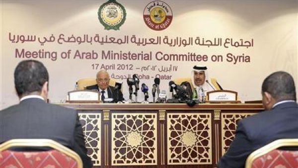 نبيل العربي (الى اليسار على المنصة) ورئيس وزراء ووزير خارجية قطر الشيخ حمد بن جاسم آل ثاني أثناء مؤتمر صحفي في الدوحة عقب اجتماع اللجنة الوزارية العربية بشأن سوريا 
 نبيل العربي (الى اليسار على المنصة) ورئيس وزراء ووزير خارجية قطر الشيخ حمد بن جاسم آل ثاني أثناء مؤتمر صحفي في الدوحة عقب اجتماع اللجنة الوزارية العربية بشأن سوريا