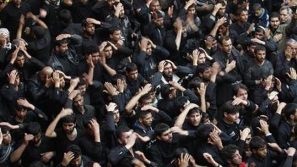 زوار شيعة من العراقيين يحيون ذكرى الأربعين للامام الحسين في كربلاء
