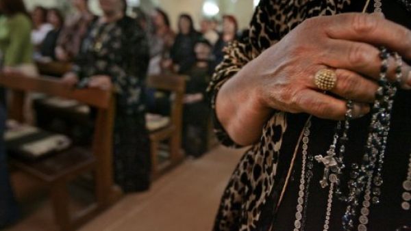مسيحيون يصلون داخل احدى الكنائس في اربيل بشمال العراق 
