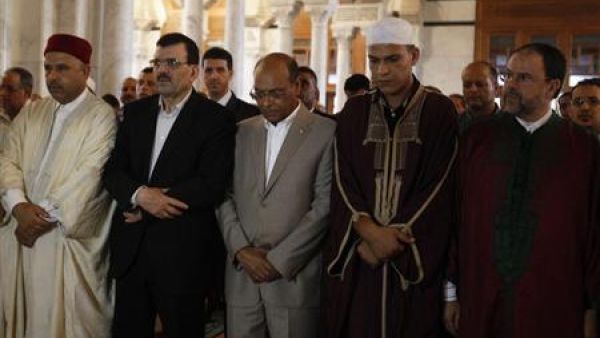 الرئيس التونسي منصف المرزوقي ورئيس الوزراء علي العريض يؤدون صلاة العيد
