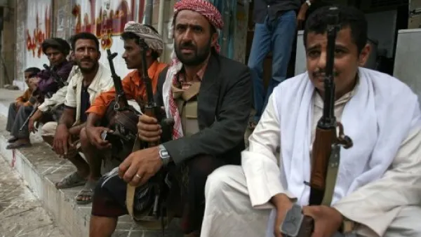قبليون يمنيون مسلحون في تعز 
