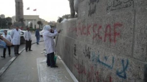 Destroying the evidence of artistic revolt (Photo: Omar El Adl)