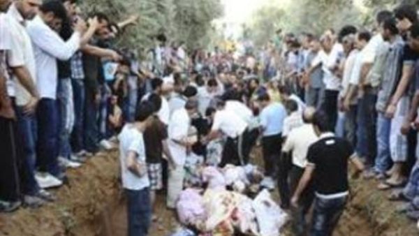 سكان يشاركون في دفن اناس قالوا انهم قتلوا بنيران قوات الاسد في جديدة عرطوز قرب دمشق
