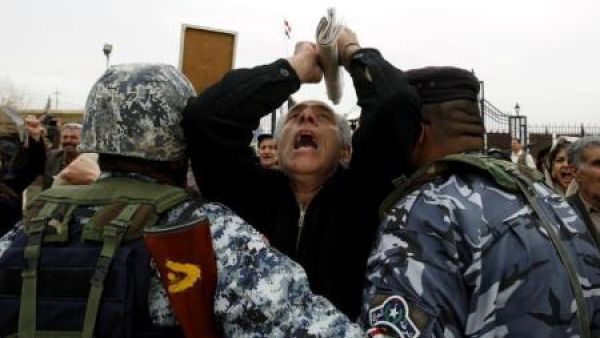 جنود عراقيون يمنعون متظاهرا ايرانيا من لقاء سكان بمخيم اشرف في ديالي شمالي العراق