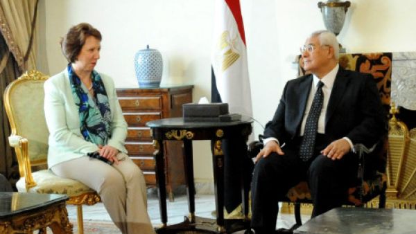 اشتون خلال لقائها الرئيس المصري المؤقت عدلي منصور