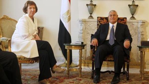 كاثرين أشتون مسؤولة السياسة الخارجية بالاتحاد الاوروبي في اجتماع مع الرئيس المصري المؤقت عدلي منصور بالقاهرة
