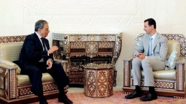 الرئيس السوري بشار الاسد مستقبلا الامين العام لجامعة الدول العربية عمرو موسى في قصر الشعب في دمشق
