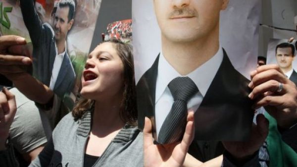 مؤيدون للاسد يرفعون صوره قبل الادلاء باصواتهم في دمشق
 مؤيدون للاسد يرفعون صوره قبل الادلاء باصواتهم في دمشق