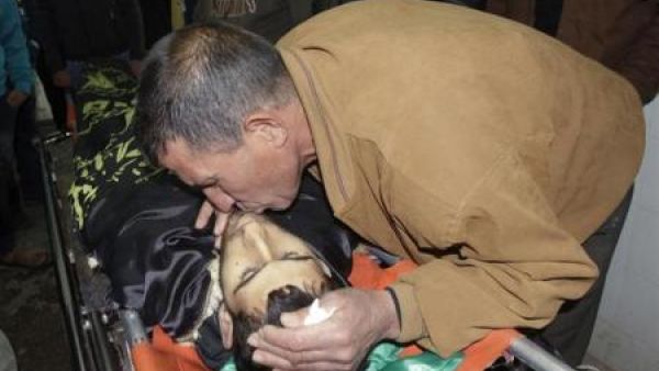 جميل السعدي يقبل جثة ابنه نافع في جنين
